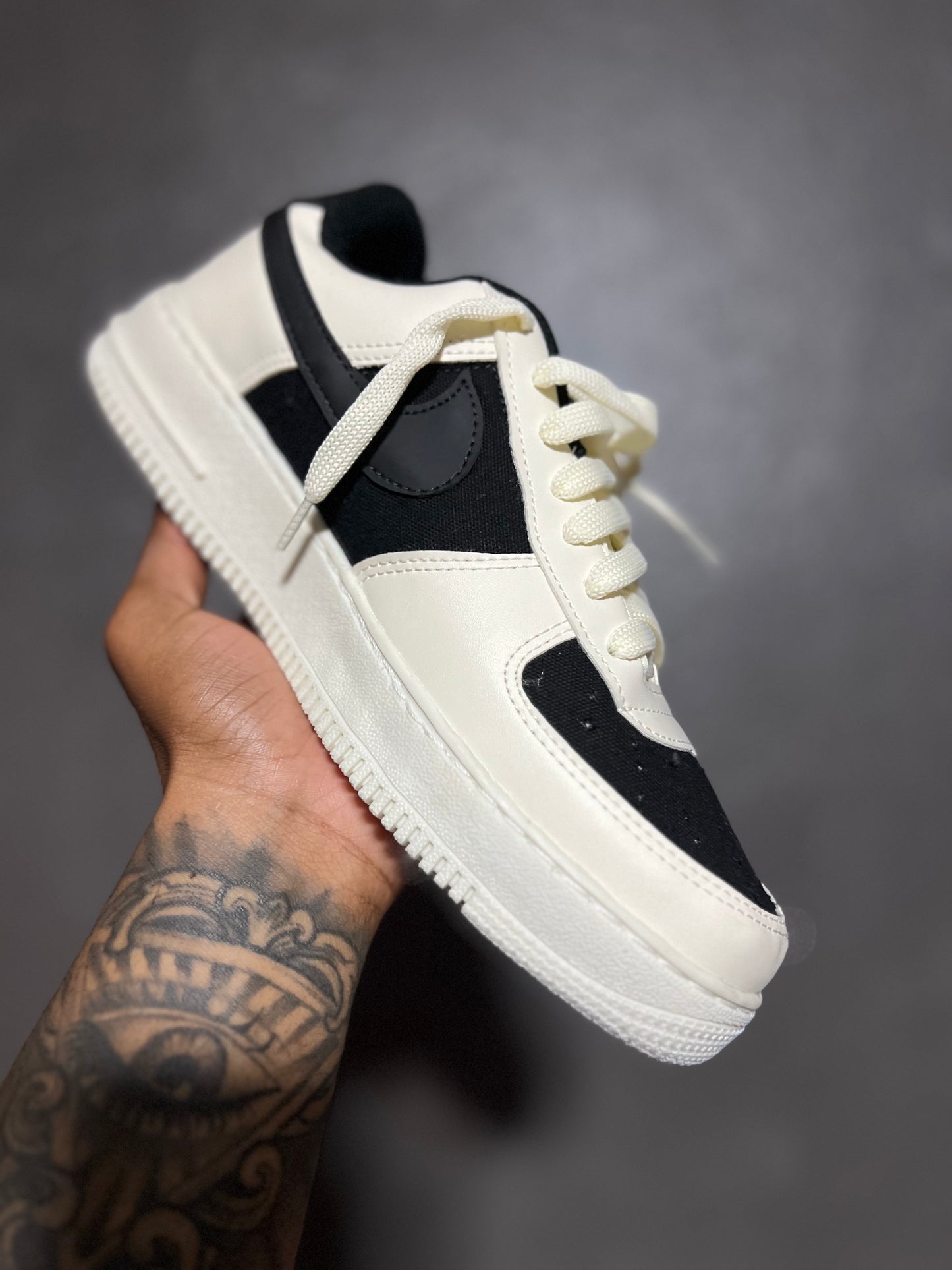 Tênis Nike Air Force 1 - Bege & Preto