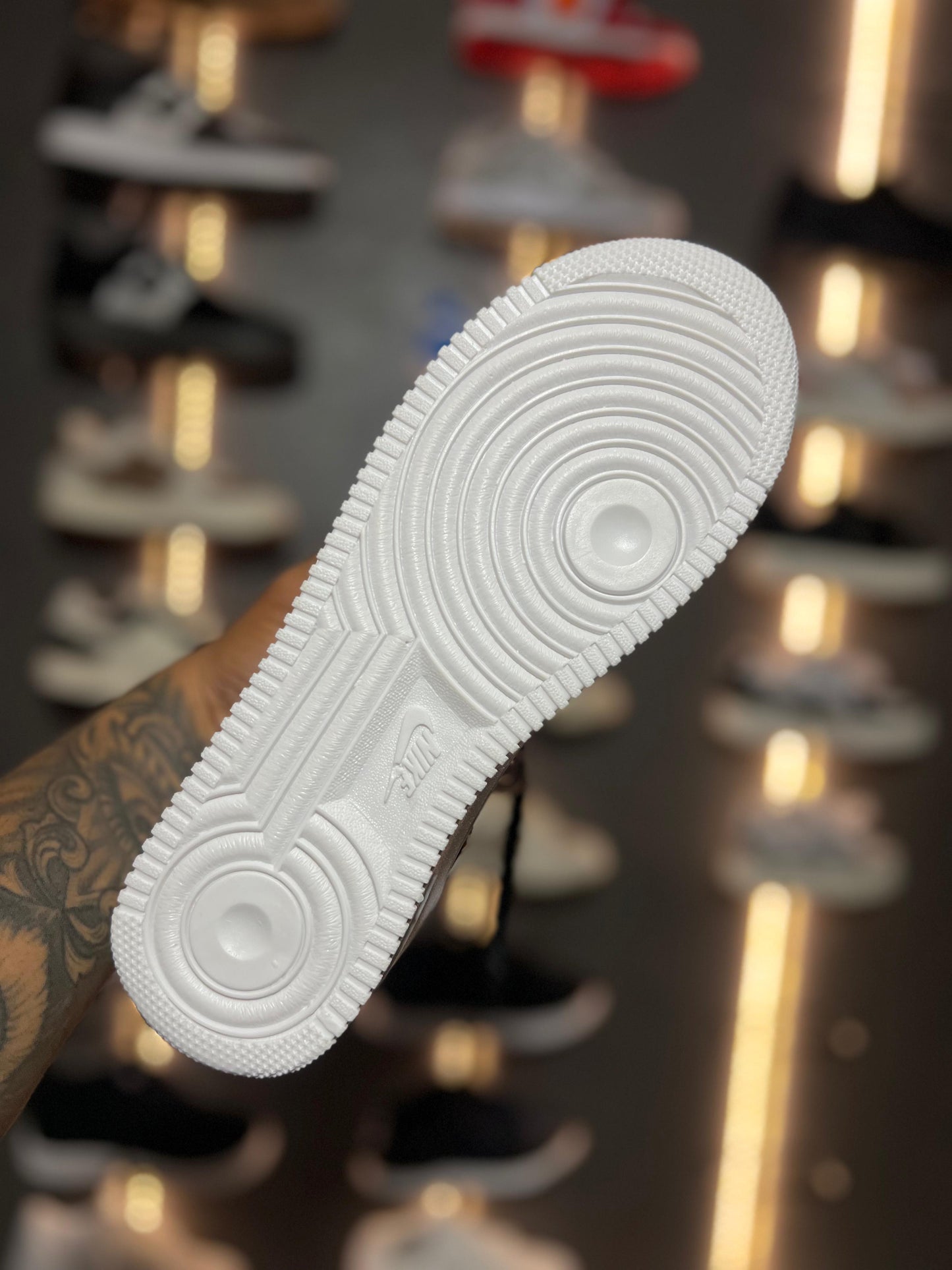 Nike Air Force 1 Low Preto e Branco Trançado