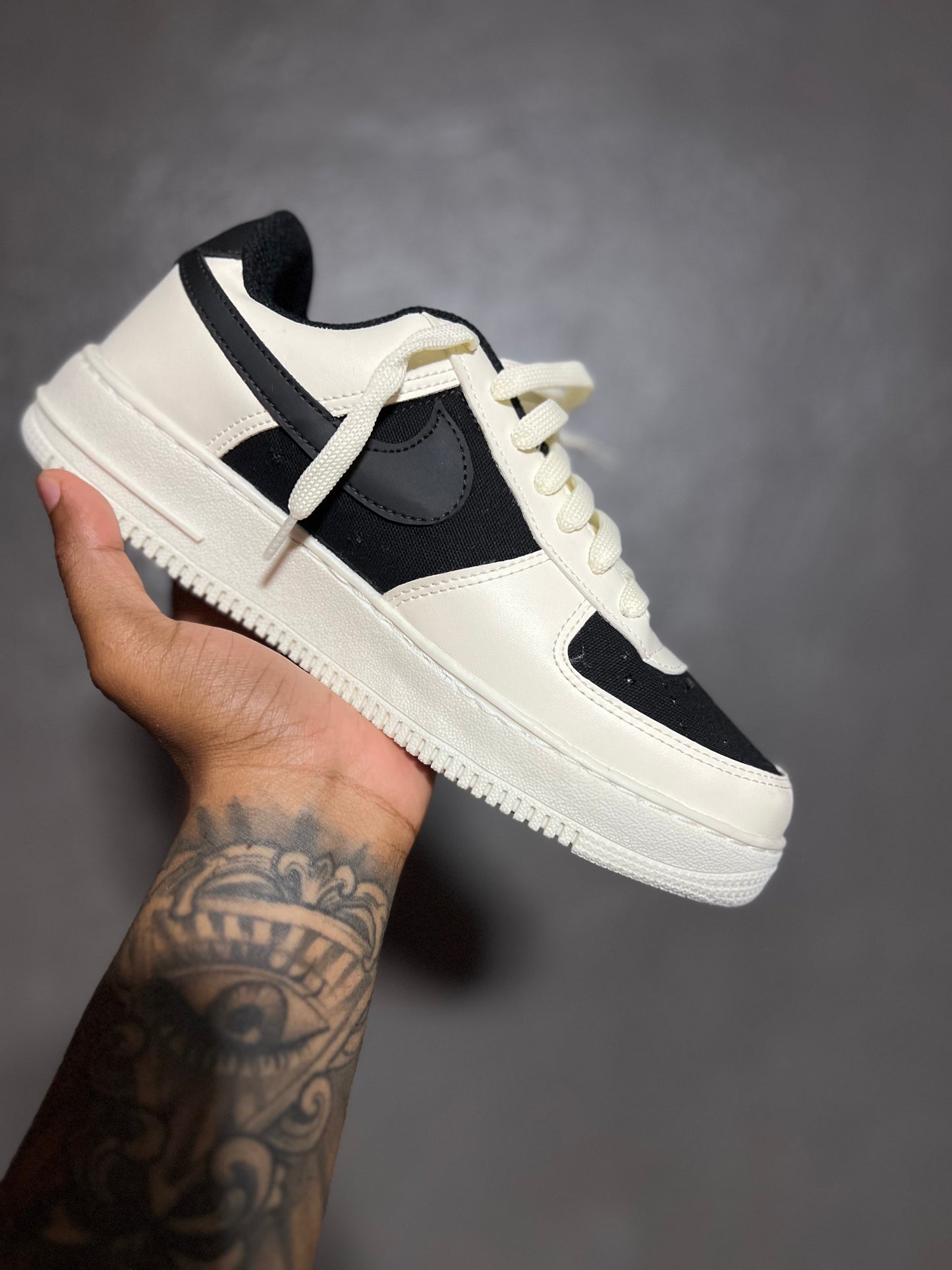 Tênis Nike Air Force 1  - Bege & Preto