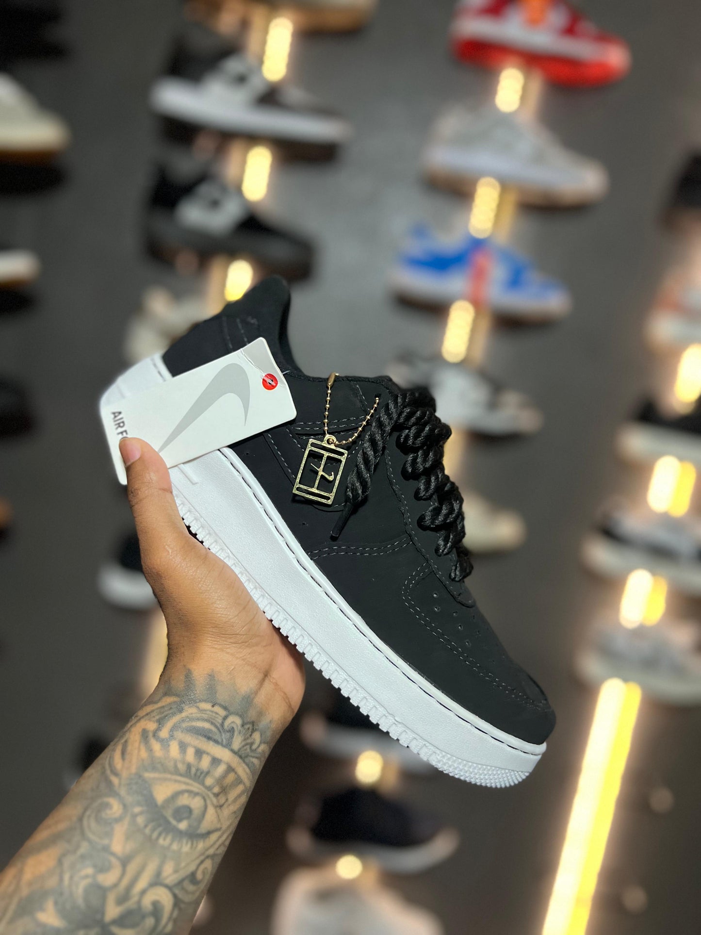 Nike Air Force 1 Low Preto e Branco Trançado